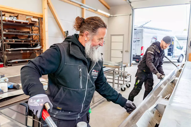 2 Dachdecker bei Blechnerarbeiten in einer Werkstatt