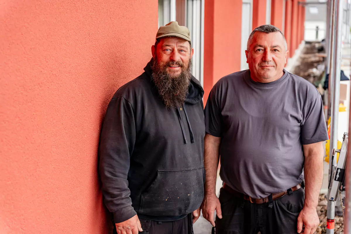 2 ältere Herren lächeln