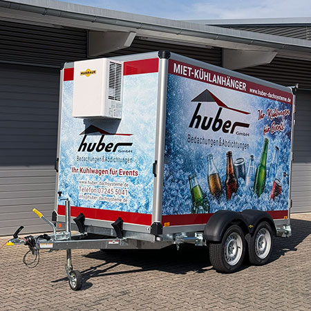 Der Kühlanhänder der Huber GmbH vor einem Gebäude